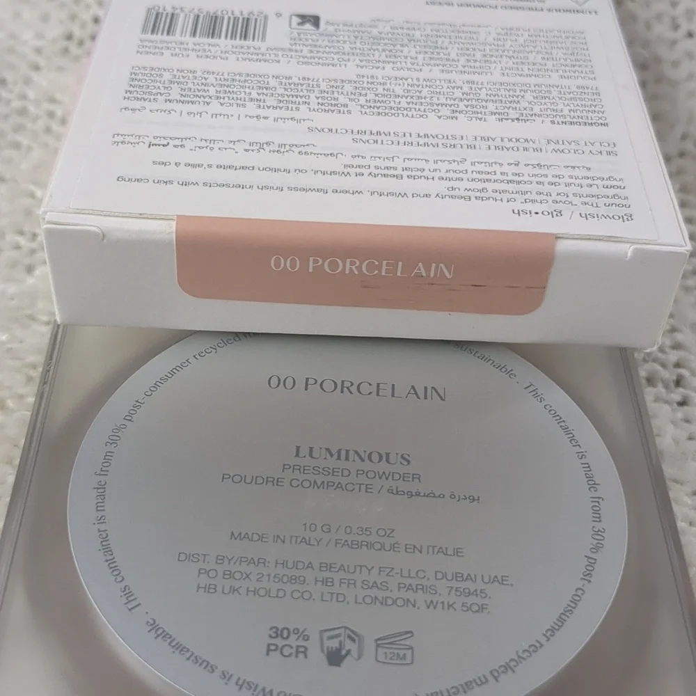 HUDA BEAUTY GloWish Luminous Pressed Powder in 00 PORCELAIN, 10g/0.35oz